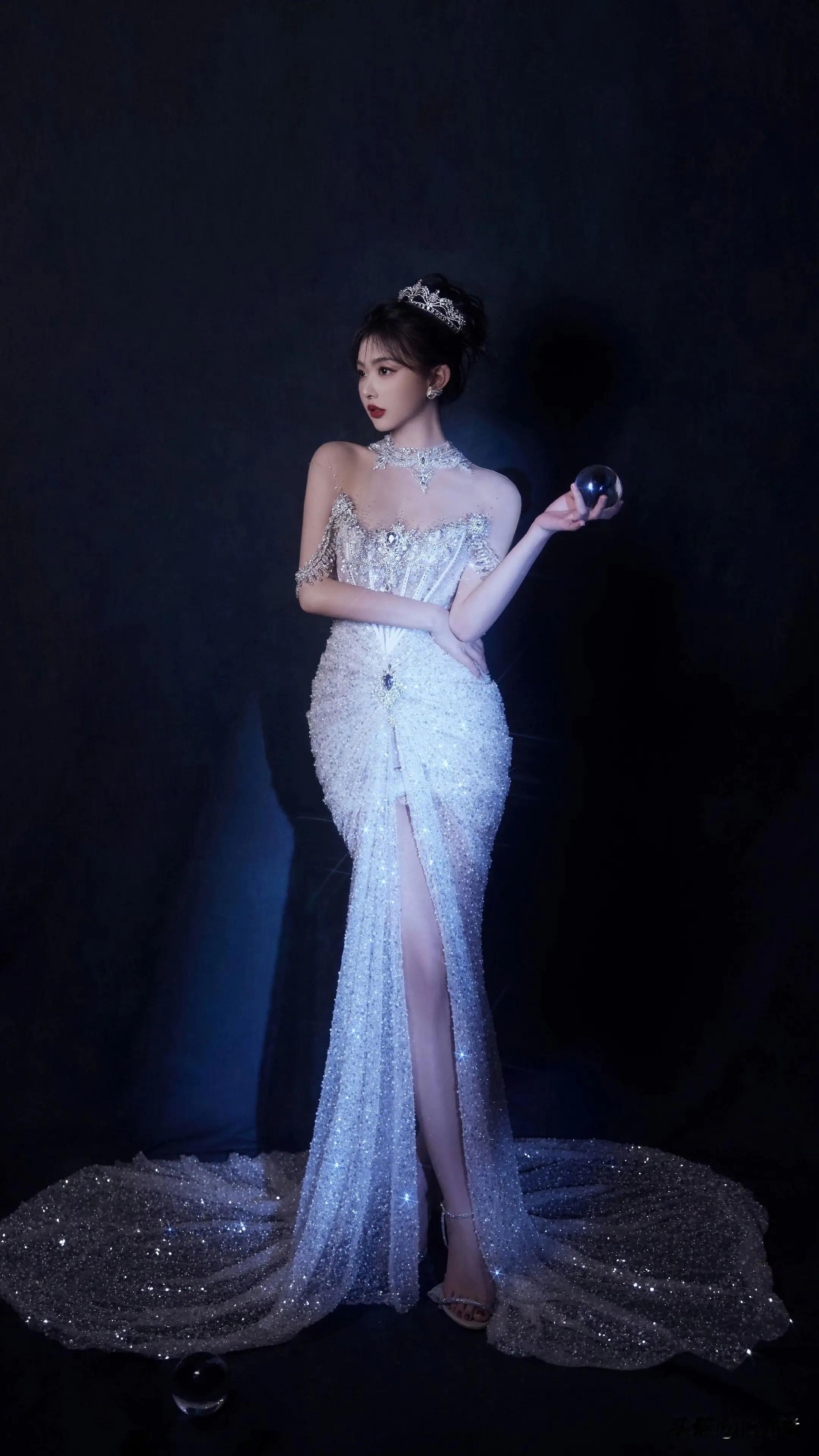 孔雪儿 美腿暴击！这组图，身材比例也太绝了。