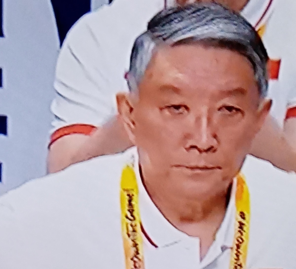 宫鲁鸣带队的中国女篮80比85输给韩国无缘亚运决赛，这场球看得人心里堵得慌。上半场还能咬住，下半场韩国一推节奏咱们就乱，三分13中0不是运气差，是外线根本没胆子投、没空间投。张子宇22分7板像扛着全队走，篮板还赢韩国二十多个，结果出球慢、突破软、关键球缩手，高度变包袱不是塔。说白了现在这批姑娘不缺身