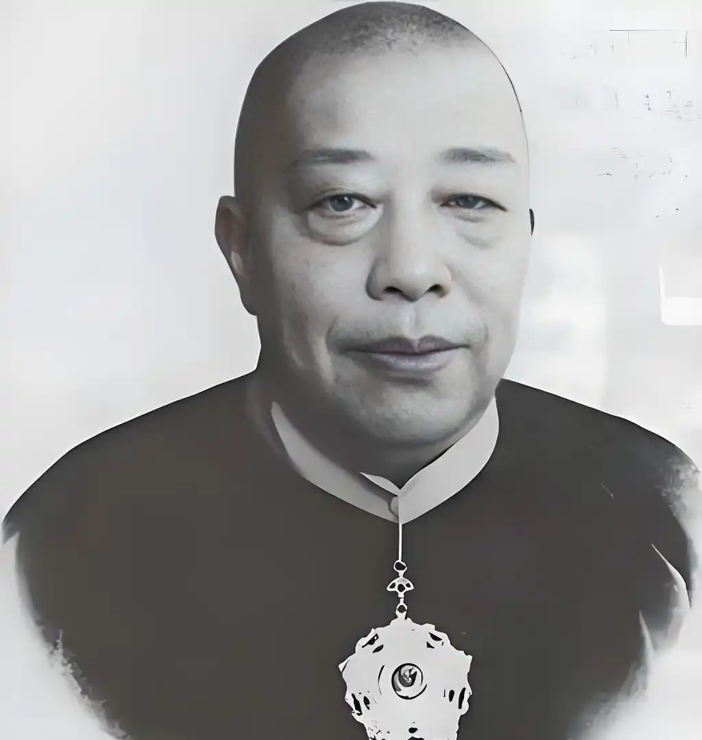 1921年，蒋介石在虞洽卿的介绍下，想拜在黄金荣的门下，按理说是要拜师费的。没想到蒋介石拜师根本就没交费，只是投递了一张名帖，帖上写的是：“黄老夫子台前，受业门生蒋志清。”

黄金荣没有收到钱，不但不生气，反而还给他了一笔差旅费，让他度过难关。

1921年前后，蒋介石在上海做生意惨败，交易所崩盘，