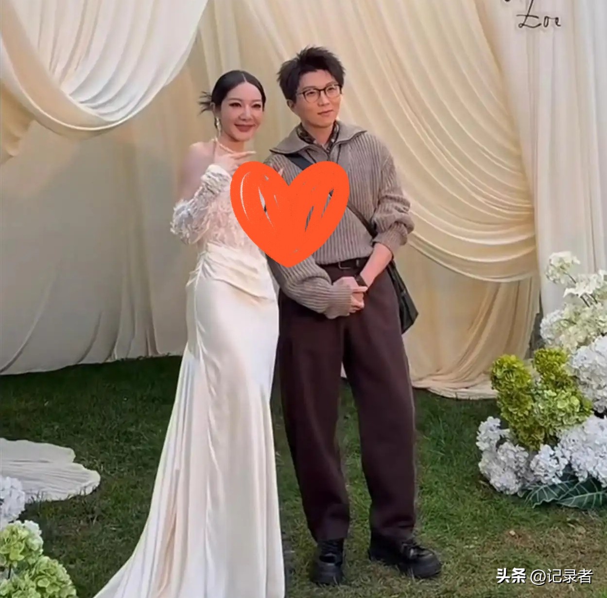 毛不易婚礼一句感慨刷屏：《从校服到婚纱，虽然不是我的妻子……》


最近毛不易在好友婚礼上的一段致辞火了，一句“从校服到婚纱，虽然不是我的妻子”，听得现场不少人红了眼眶。


很多人误以为新娘是他昔日恋人，其实二人是相识二十多年的挚友，从学生时代一路相伴走到现在。
 
毛不易说，这么多年看着朋友一步