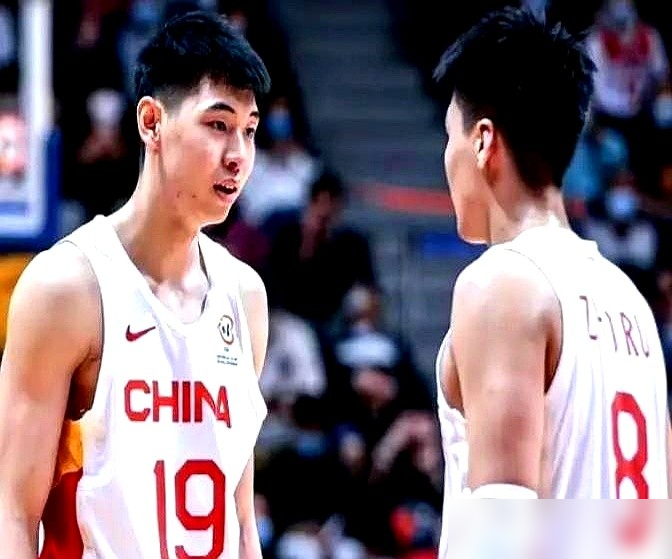 中国男篮亚运会名单炸了！大半核心集体缺席！
赵继伟膝盖积液加咽喉旧疾要手术，崔永熙ACL撕裂要养半年，程帅澎旧伤复发，杨瀚森去备战NBA。官方放他们安心休整冲海外，这次全推年轻人顶上来。
原先的后场没了组织节拍器，外线轮换深度直接砍半。四天三战的密集赛程，经验不足的年轻人要同时扛体能和硬仗，整体