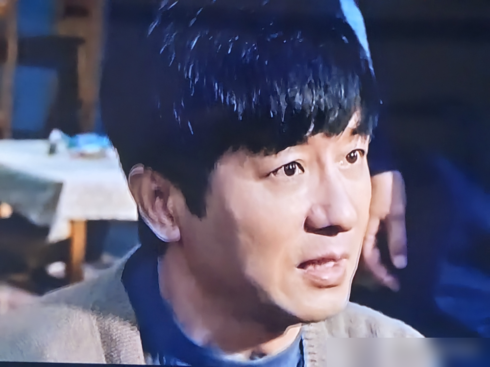 59岁郭涛演52岁郭晓冬的弟弟？离谱到家！
刚上央视黄金档的《生逢其时》，直接把观众干懵了。
演郭晓冬父亲的霍青，现实里和郭涛年龄几乎一样大。
30岁的王子奇、28岁的关晓彤硬演十六七岁高中生，和同框的真实年纪群演站一起，半点儿少年青涩感都没有。
加上全是《小巷人家》的熟脸班底，连人设都套路