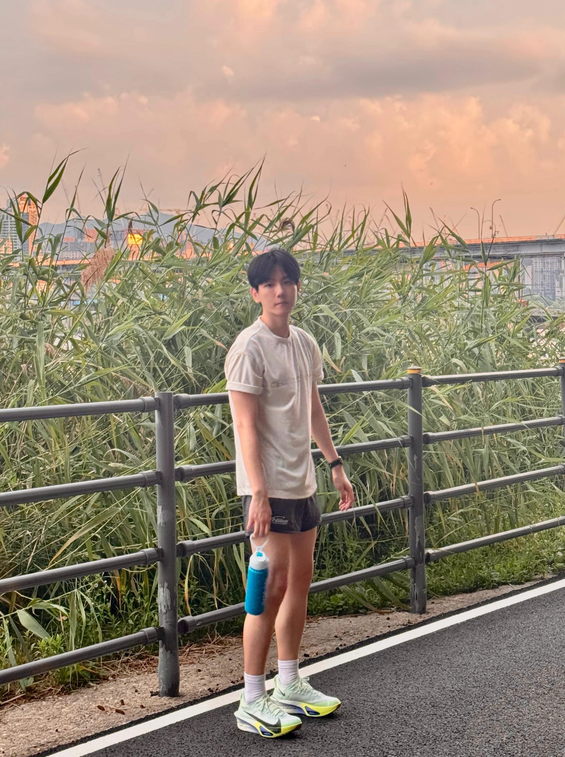 [超话] 【260609】伯贤更新 🐶：🏃🏻‍♂️🌇   ​​​