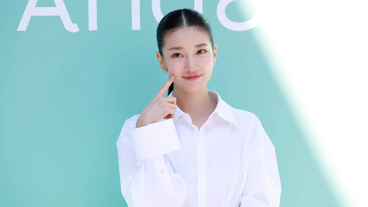 秀智状态绝了…梳大背头也hold住的完美颜值
 
演员秀智展现出不真实的出众美貌。
 
18日，秀智在个人Instagram发文“很喜欢这个精华人偶造型”，同时上传了多张照片。
 
公开的照片记录了她前一日出席某美妆品牌活动的模样。秀智身穿白色衬衫连衣裙，摆出各式姿势。
 
尤其秀智那小得仿佛会消失