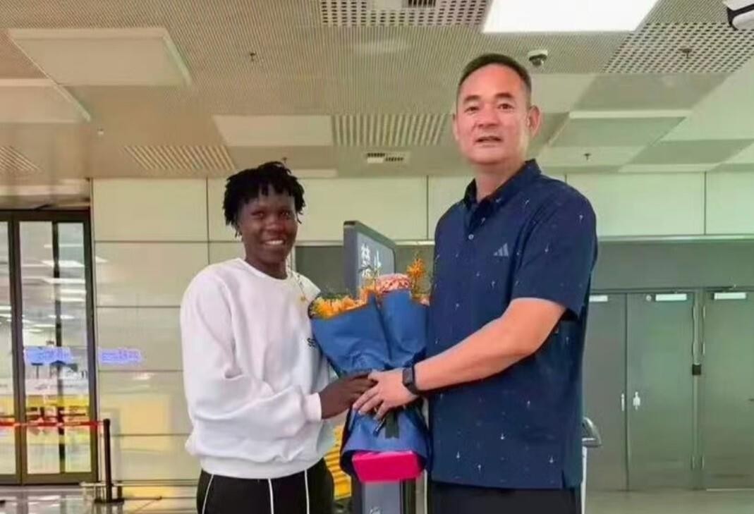 河南女排新外援阿迪安博10月17日已经到队，助教詹海根亲自接人，肯尼亚排协还晒出了接机合影。这位主攻上赛季是以色列联赛最佳主攻，巴黎奥运会和世锦赛都打过，实力摆在那儿。有意思的是，据说之前有别的球队也想签她，最后没谈成，她才来了河南。说白了，河南没钱追大牌，只能走性价比路线，这思路其实不丢人。回看这