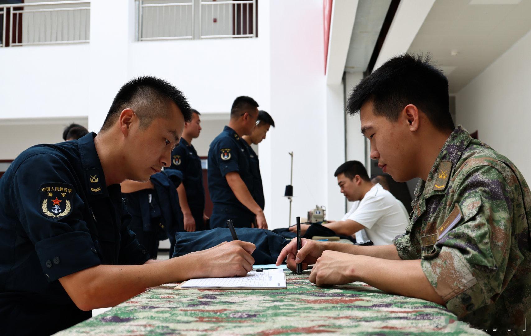 “助理，作训服磨破了，能缝补一下吗”,“作战靴开胶了，训练时总往里渗水”,“没问题，交给我们......”.近日海军某中心组织,专业被装巡修服务队深入基层一线,开展了一场覆盖泛、服务精准的“下基层、暖兵心”被装巡修服务活动.深入践行勤俭建军优良传统,切实解决官兵在被装使用中的“挠头事”. ​