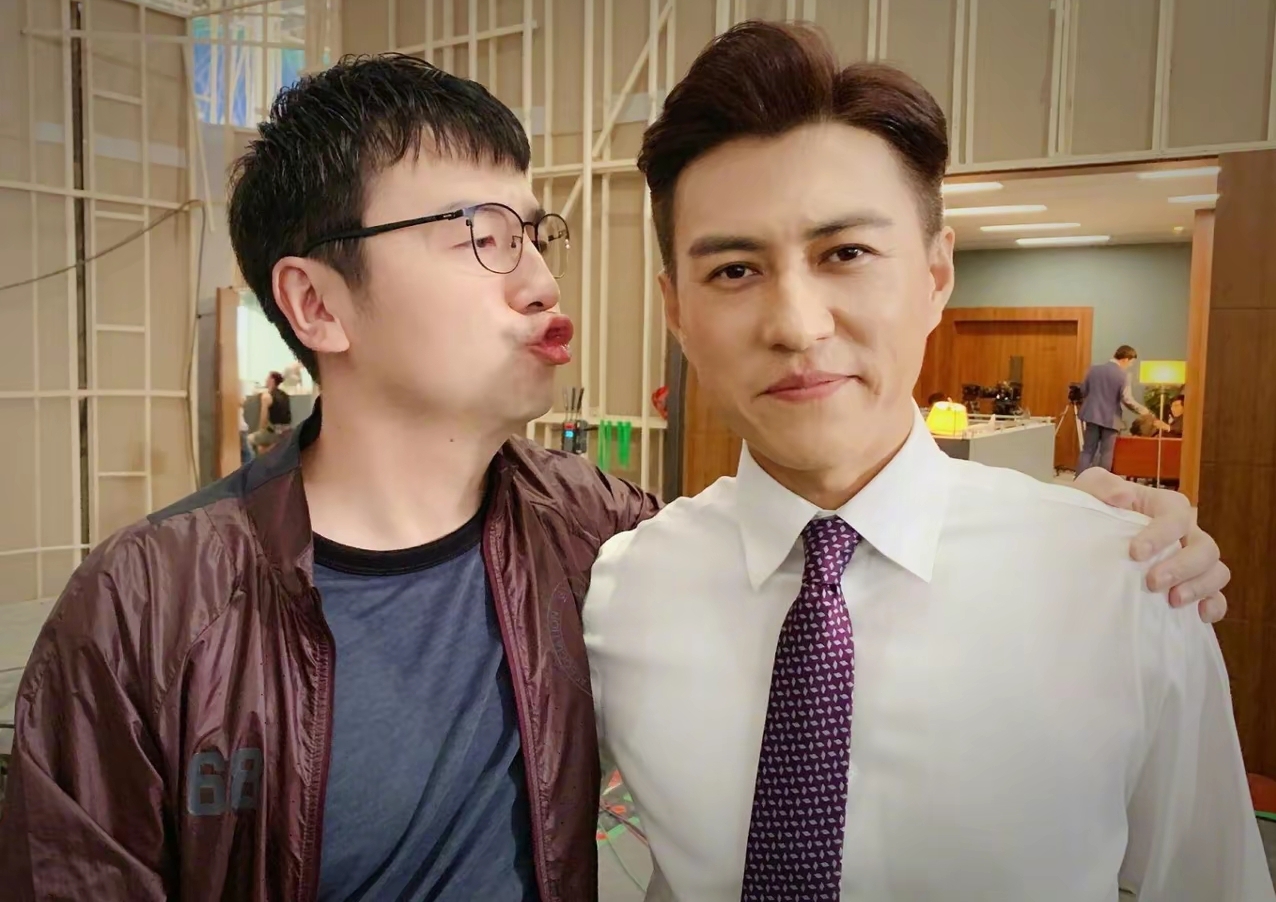 谁见过靳东这个样子！本来帅气端庄，被朋友带偏氛围。一本正经和调皮搞怪同框，太有喜感。你更喜欢他剧中成熟稳重的模样，还是片场这份随性可爱？