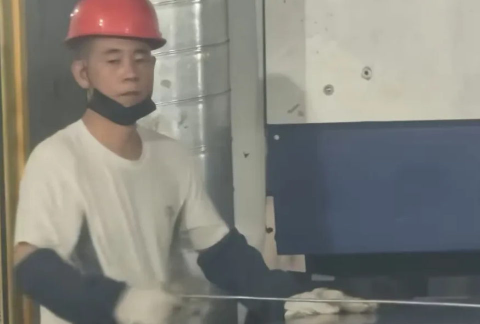 近日，有福建的网友称自己工厂里的工人大哥和陈小春长得非常像，还晒了工人大哥的视频，长相神态几乎和陈小春一模一样，也姓陈，不少网友猜测这个大哥是不是陈小春失散多年的亲弟弟，因为陈小春有个小13岁的弟弟，刚出生不久就被父母送人了，这是陈小春一生的遗憾和心结。 
 
视频拍摄于福建福州一家工厂，工人头戴红