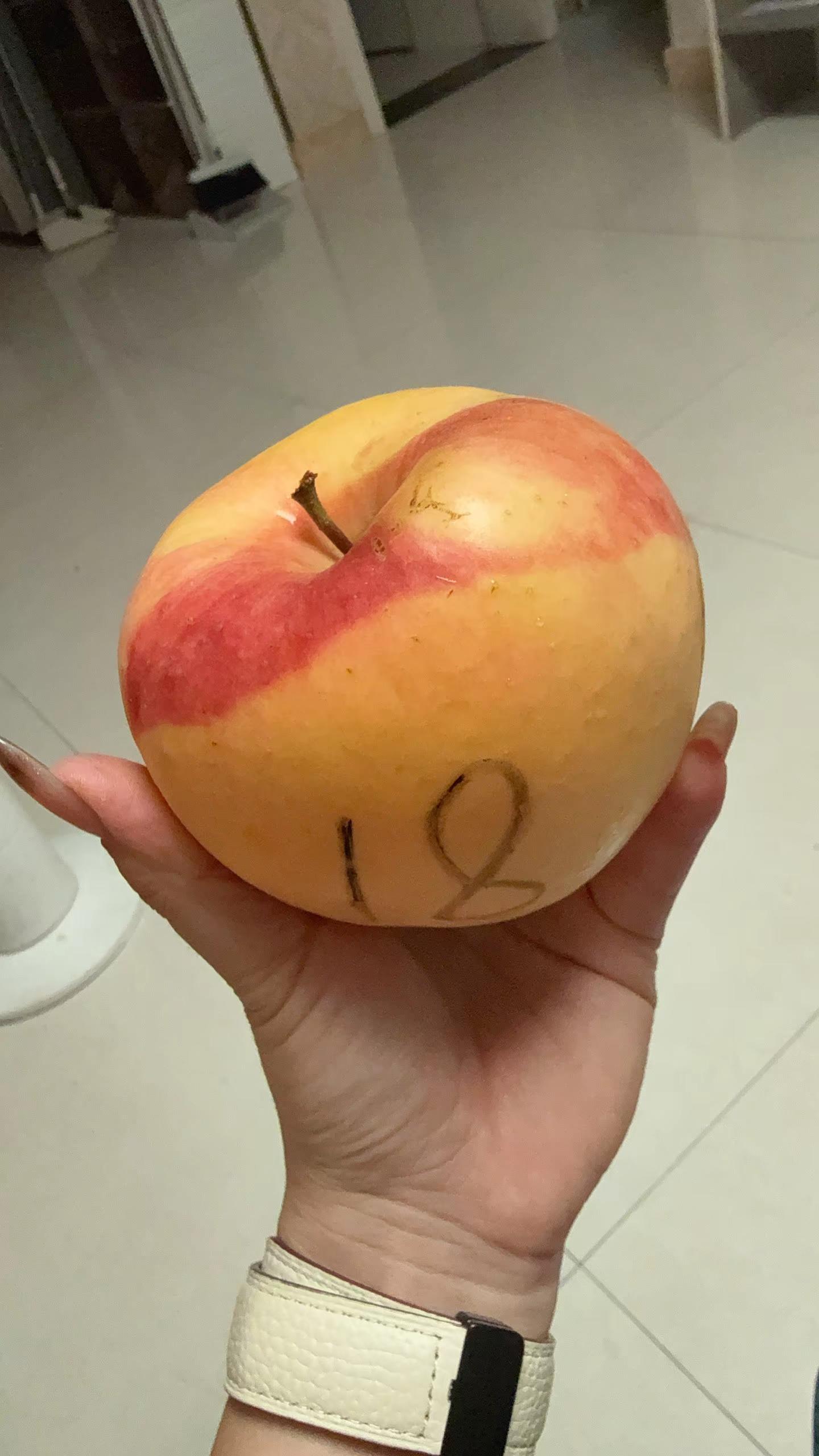 苹果18全款拿下，这点实力还是有的，根本不用分期