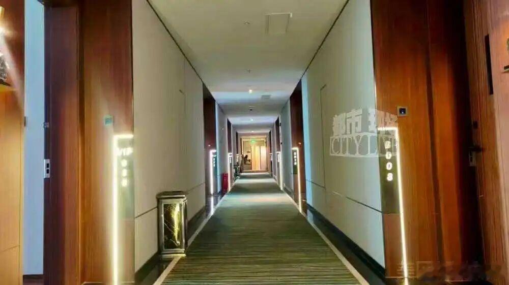 四川眉山仁寿，一男子出差凌晨进 SPA 会所，花五百多买常规按摩，按着按着酒劲上来睡着了。迷迷糊糊惊醒后，发现技师没经他同意，涂润滑油做手推。

他当场叫停并报警，技师称 “套餐本来就带这个项目”，他说 “我完全不知情、没有同意”。

派出所已立案，对技师以涉嫌卖淫开展调查；之后还组织过调 ​