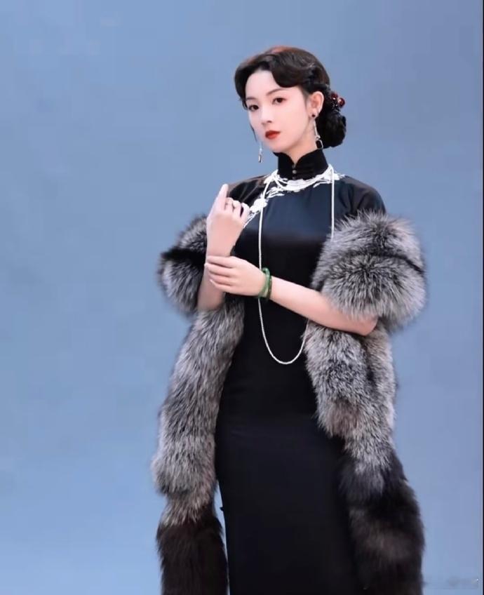 陈瑶身着旗袍韵味悠长，流畅剪裁尽显温婉体态，眼底柔情与锐气并存。古典...