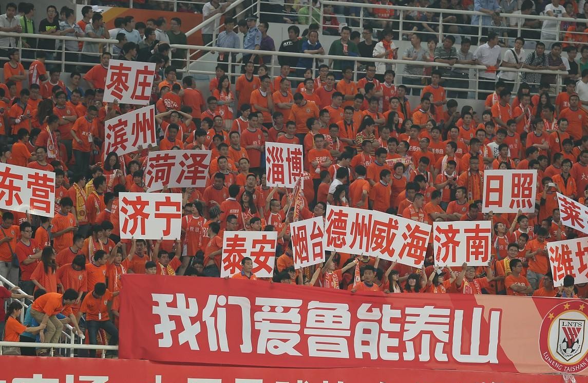 中超各队真实实力排个座次，个人心里有个谱：第一上海海港，第二成都蓉城，第三北京国安，第四上海申花，第五大连英博，第六山东泰山。
这份单子一出来，估计不少常年看球的人得当场愣住。
把成都蓉城直接抬到第二，甚至压过上赛季一路紧咬海港到最后一轮的上海申花，实在有点脱离实际。凤凰山的主场声浪确实吓人，但真到