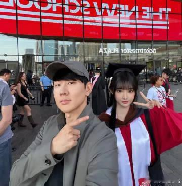 有网友在香港机场偶遇林俊杰，还有他女友七七！这个女孩子今年才大学毕业...