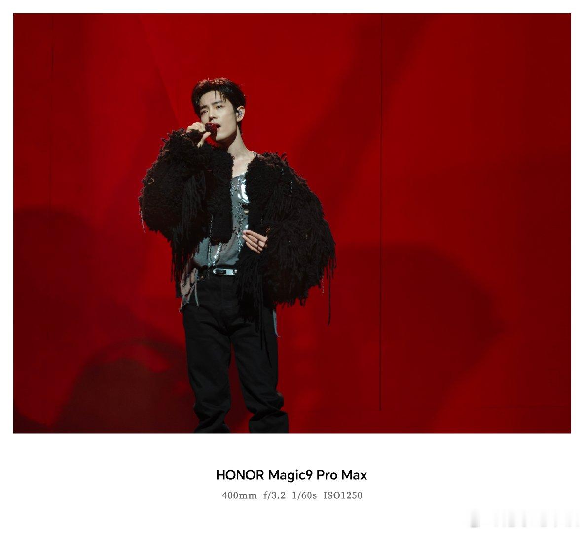 #荣耀Magic9拍的肖战演唱会神级现场#舞台光影变幻万千，妆容、服饰、神态里藏着肖战对舞台的诚意。镜头稳稳捕捉细腻画面，还原现场饱满质感，留住这场演唱会里每一个动人瞬间。 ​