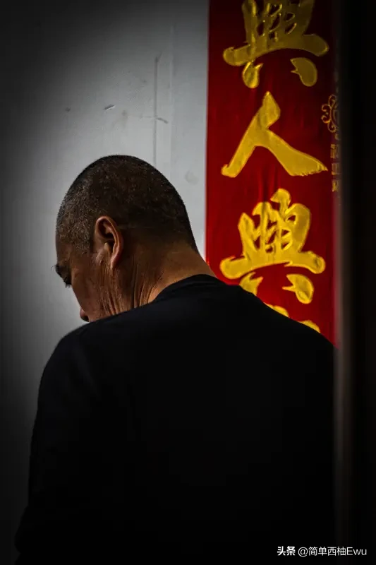 绍兴“葫芦娃爷爷”是失独老人 刷到绍兴“葫芦娃爷爷”的故事直接破防了。
老人家是失独老人，儿子走后他没陷在自己的痛苦里走不出来，反倒把附近村里没人带的留守儿童挨个接到自己的小院里照看，前前后后带大了七个娃，刚好凑成葫芦娃的数量，周边人都顺着这个可爱的巧合喊他葫芦娃爷爷。
他那间不到60平的老民房里，