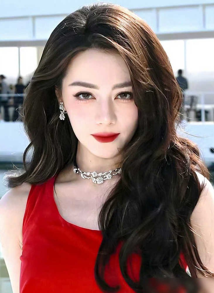 巴黎时装周那帮欧美巨星全输给了一个中国女人。
RCFA本周最佳着装投票，迪丽热巴直接干到72%得票率，断层第一，唯一过半。对手是谁？蕾哈娜、安妮·海瑟薇、泰勒·斯威夫特。
全场都在穿黑白灰装高级，她偏穿一身Dior正红丝绒，拎黑包，拿折扇，往那儿一站，外媒原话：全场独一份的红色。
老外评论刷屏