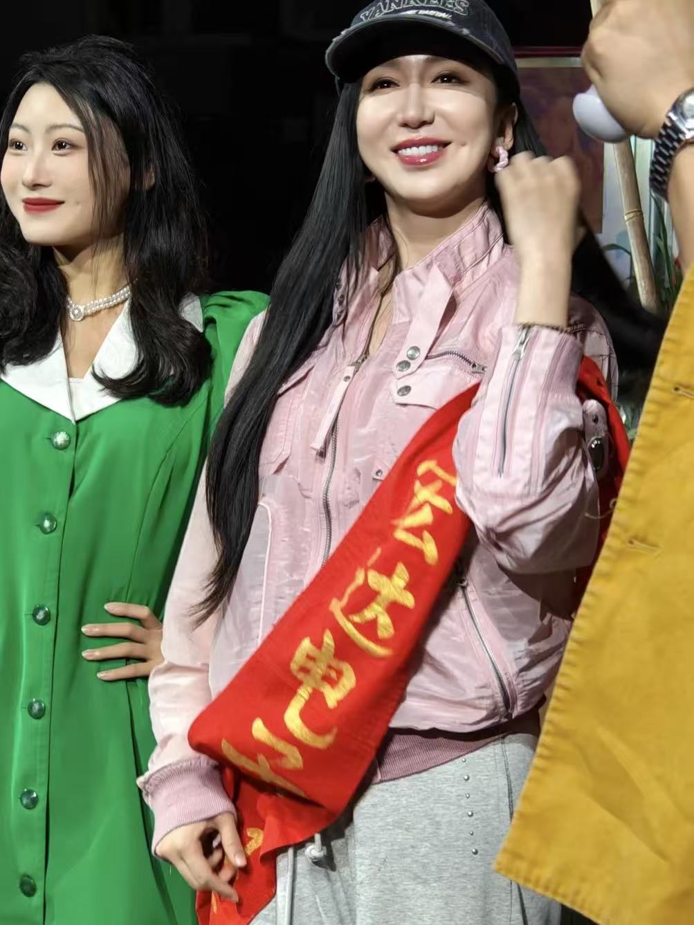 娄艺潇这个演员虽然是戏剧专业毕业的，但是她的演技却很好。在爱情公寓里，把胡一菲这位一姐的气势完完全全的演出来了，剧里对弟弟的温柔，和那种外刚内柔的风格全让她演出来了，而且她还能唱歌还会跳舞，简直就是全能型选手。