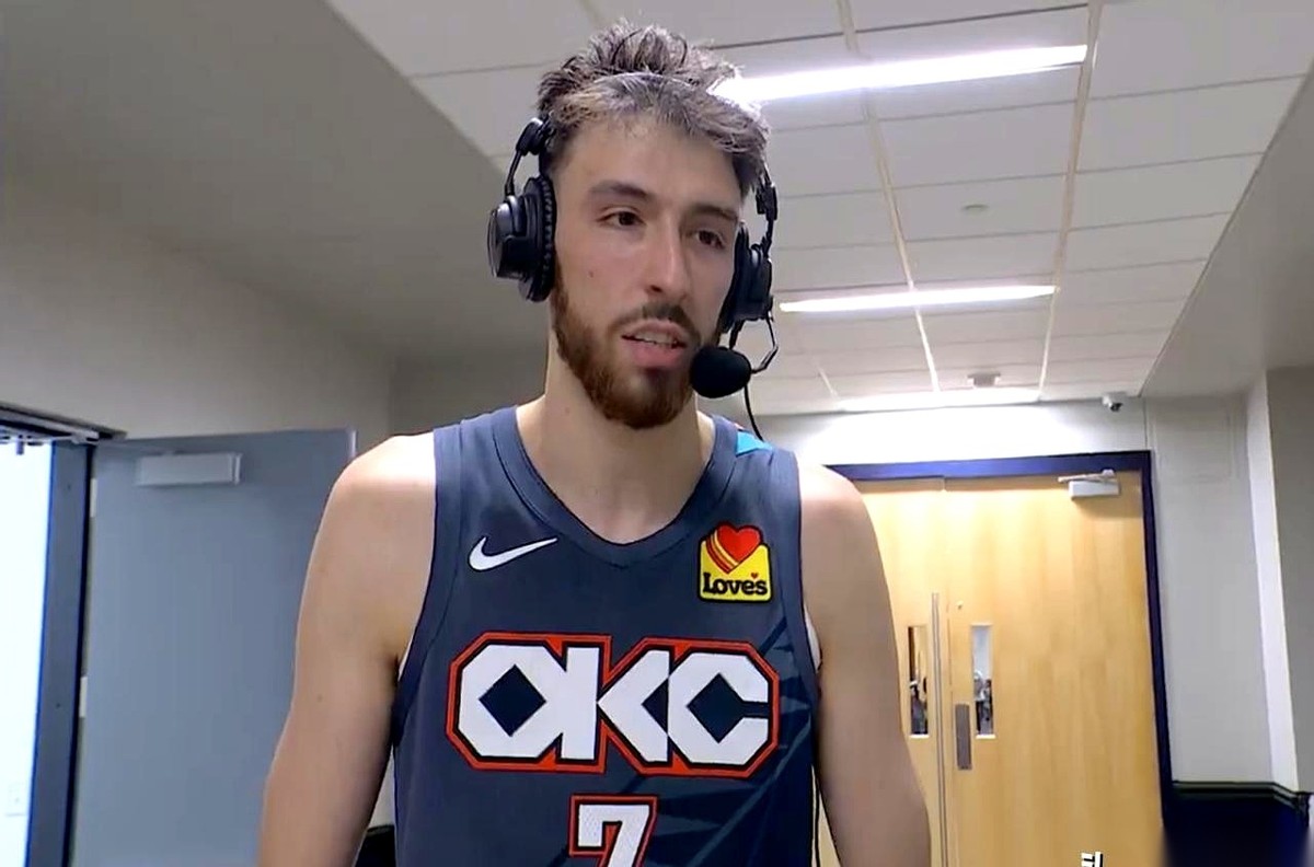 “亚历山大罚球多！”这声音，像刀子一样扎着，几乎把他的名字，都钉在了...