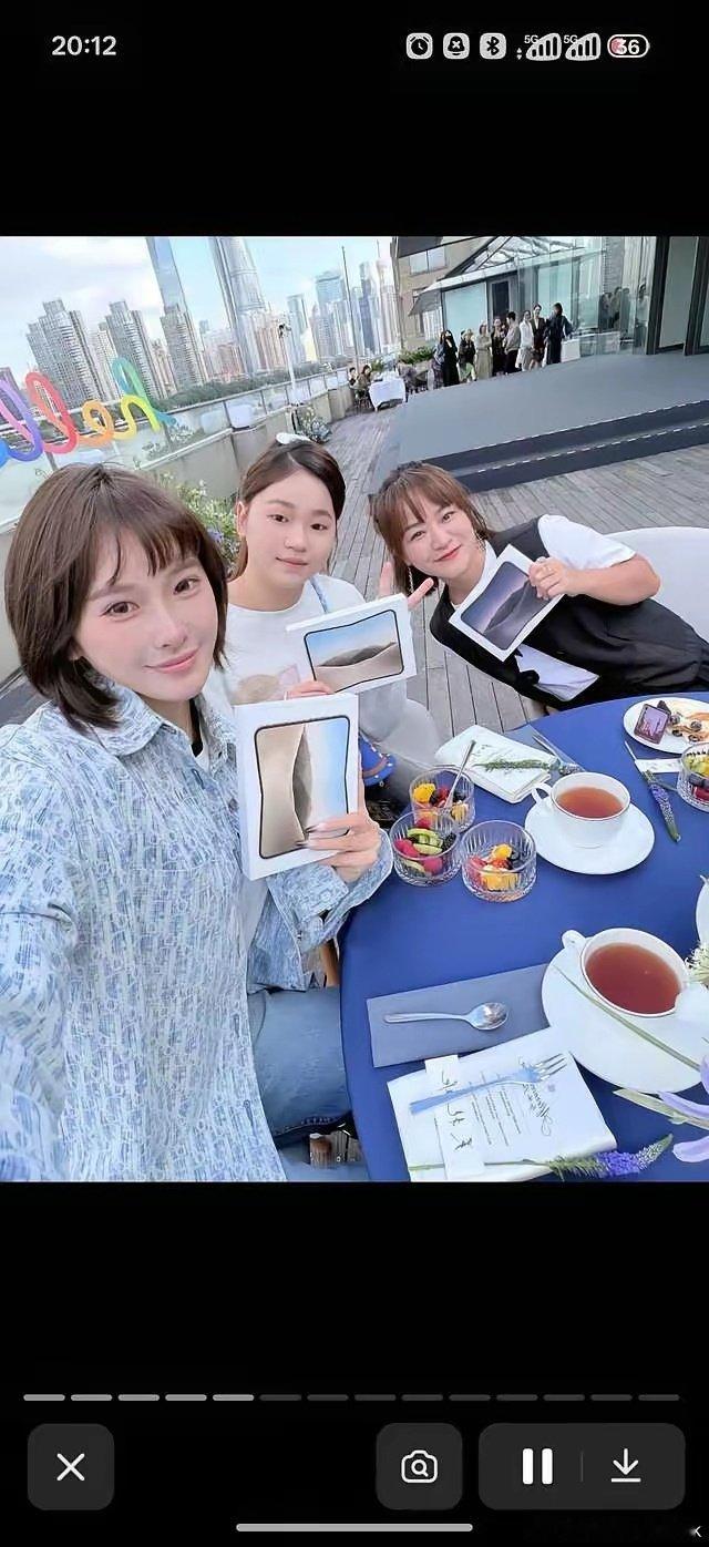 全红婵与短跑运动员吴艳妮热聊，二人性格均外向开朗，吴艳妮作为老将，被盼多鼓励全红婵助其走出迷茫期。 ​
