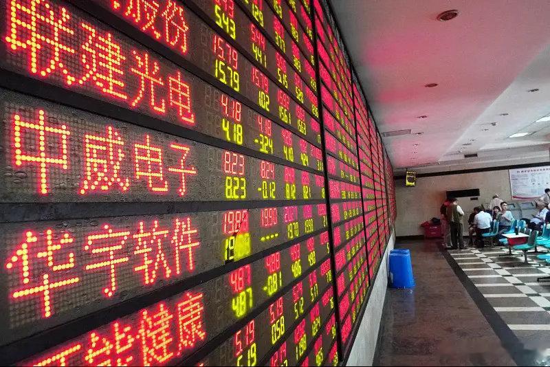 明日预判：高开高走收中大阳线！
我认为国庆必须是满仓持筹。

A：耐心资本科技二十股

一、AI 算力/半导体（业绩最猛，但估值也最高）
1. 中际旭创 300308 — ROE 51%，PE 52，光模块龙头
2. 新易盛 300502 — ROE 54%，PE 46
3. 工业富联 601138 — ROE 27%，PE 26，AI 服务器
4. 长鑫科技 688825 — ​