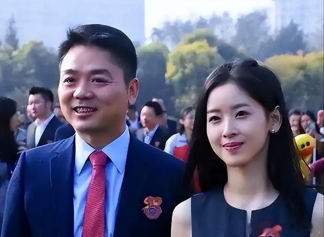 刘强东52岁飞巴黎陪妻子逛女装，章泽天把名字嵌进了一家公司！这十一年，他们各自走成了什么样的人 ​