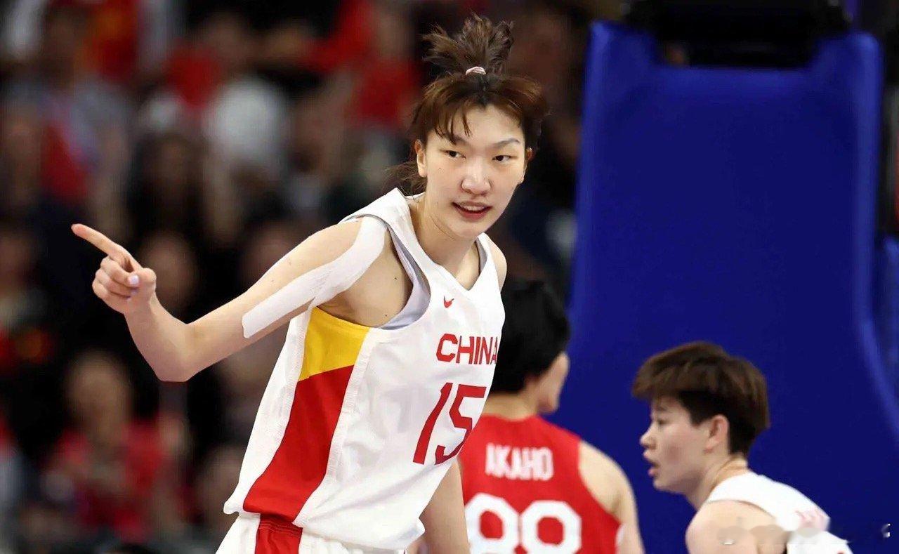 29对10，虽然女篮最终加时赢了捷克，但这么多失误实在不应该。
韩旭一个人多达7次，但责任至少有一半要由队友来承担。要么球给的时机不好，要么被包夹时其他人没有及时接应。
虽然韩旭最终拿下22分14板，但是如果组织水平不提高，这届女篮很难走得更远。
张子宇的弱点这场暴露无遗，那就是太慢了，只能 ​
