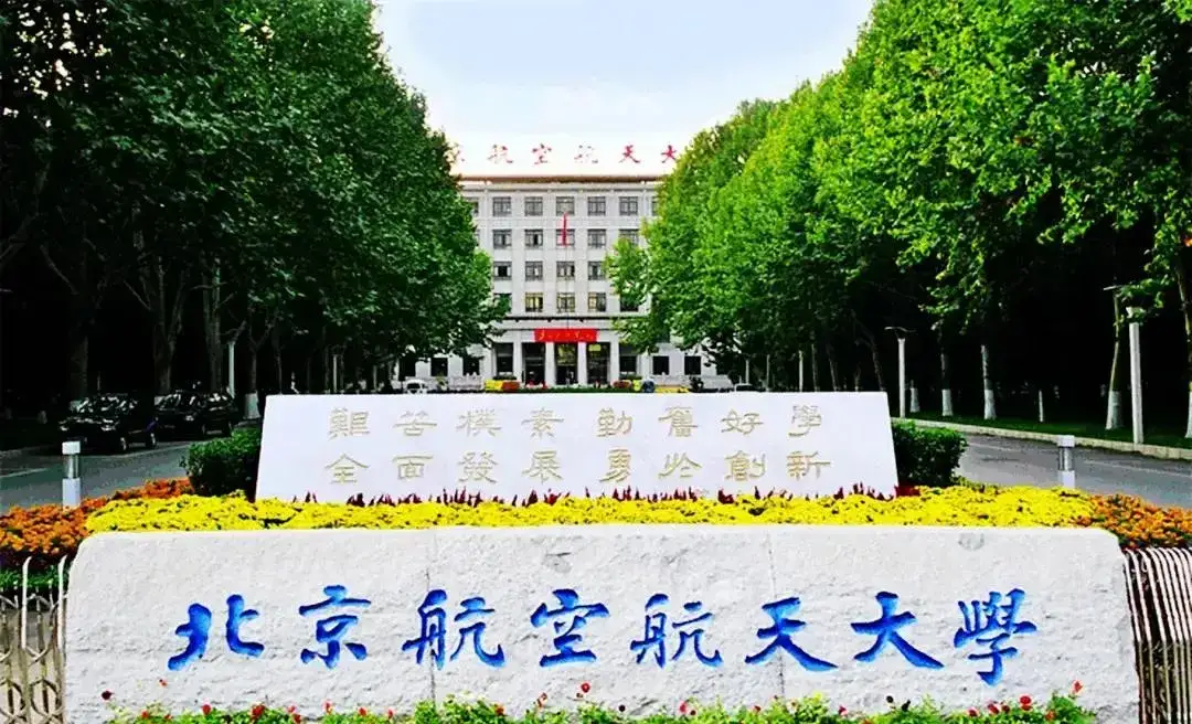 北京这对母子的生活费争执，我刷到的时候直接看愣了。
之前每月4000的生活费说砍半就砍到2000，儿子天天喊着在北京吃饭社交都不够花，妈妈咬死了不松口，说啥时候把要求的技能证考下来，不仅恢复4000，还额外给奖励。
评论区吵得快掀翻了，大学生群体站出来算账，北京高校食堂随便点两顿带肉的盖饭就快30，