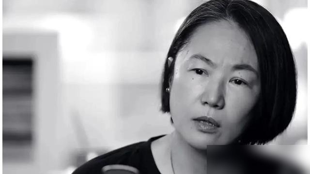 高原又出来聊窦唯了，开口就是“那我错哪了”。
镜头前特坦然，把当年那点事儿全推给“命运”。可一转头，又抱怨窦唯二十多年不管女儿，直到孩子成年收到个生日红包，她当场哭了，说释怀了。
这操作眼熟吗？缺钱了，或者要卖书了，就把陈年旧账翻出来晒一晒。
反观王菲，当年婚变一个字没多说。不解释，不卖惨，该