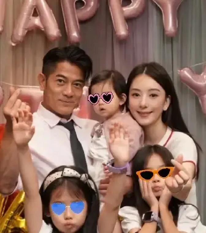 当年郭富城牵手方媛被全网嘲“鞋子合不合脚”，谁能想到如今他过生日，满脸都是老婆孩子热炕头。
方媛晒出一家人庆生的合照，小女儿乖巧出镜，颜值挑着父母的优点长，画面看着确实温馨。
讲真，男人到了一定岁数，心里想要的东西全变了。
郭富城整整比方媛大了22岁，当年领证办婚礼的时候，他都已经52岁了。