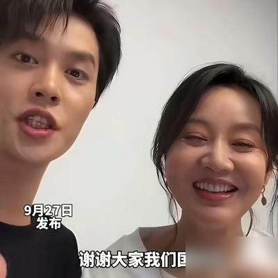 闫妮微醺着说错话，柯淳一句“不去的是狗”，她立马清醒了。
《活色生香》路演，55岁的闫妮和26岁的柯淳站一块儿，被网友叫“微醺姐弟”。一个松弛到像喝了二两，一个张嘴就是霸总味。
现场闫妮正晕乎乎打岔，柯淳突然来一句玩笑：“不去的是狗。”闫妮眼睛瞬间瞪大，手都抬起来想去捂他嘴。那反应，比演戏还快。
