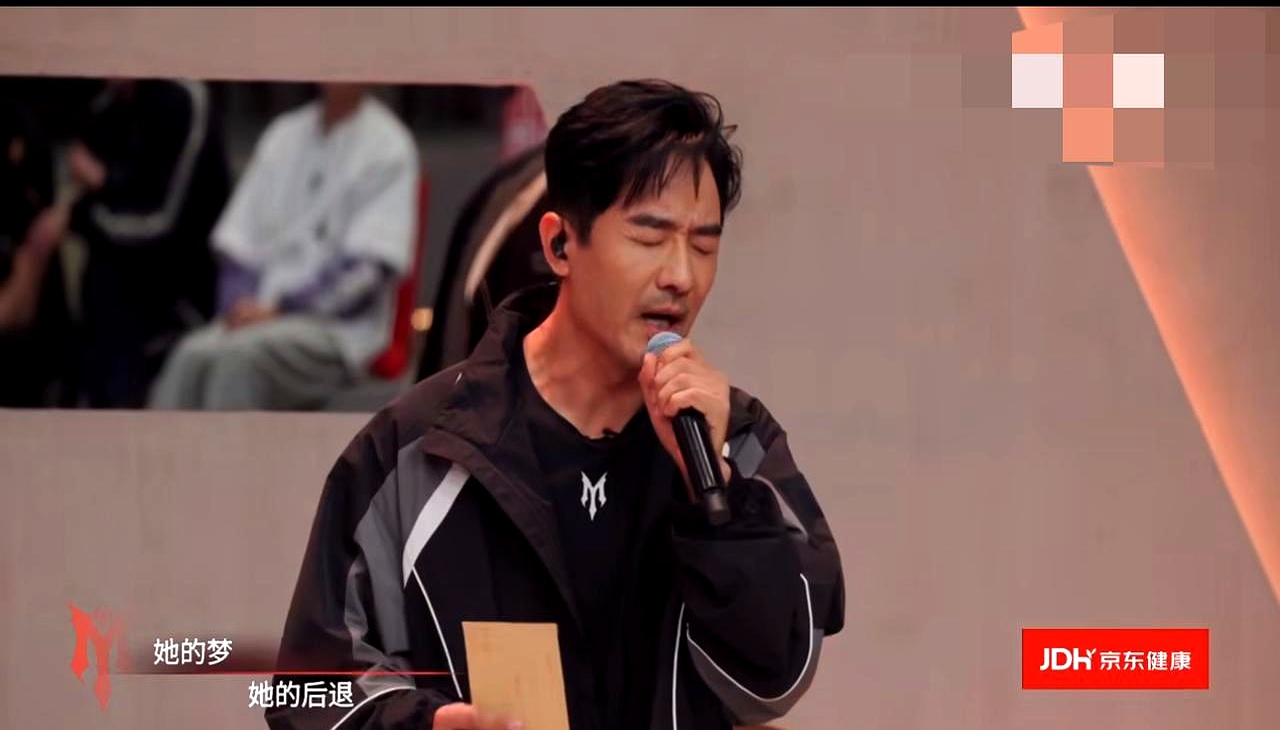 四公小考刚播完，小沈阳带着郭晓东、余文乐、李光洁唱《她》，硬生生把一首走心情歌唱成了大型车祸现场。
 

一开嗓郭晓东走音严重，余文乐和李光洁也全程吃力，满屏都是中年男人的生硬和勉强。台下听得人抓心挠肝，整首歌全靠小沈阳一个人在台前死死硬撑，网友直接刷屏“谁来救救小沈阳”。
 

这画面像极了单位里