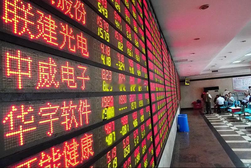 明日预判：高开高走收中大阳线！
我认为国庆必须是满仓持筹。

A：耐心资本科技二十股

一、AI 算力/半导体（业绩最猛，但估值也最高）
1. 中际旭创 300308 — ROE 51%，PE 52，光模块龙头
2. 新易盛 300502 — ROE 54%，PE 46
3. 工业富联 601138 — ROE 27%，PE 26，AI 服务器
4. 长鑫科技 688825 — ​