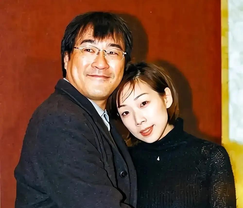 1994年的一个晚上，饭桌上的热汤还在冒着白气，朱卫茵正耐心地问女儿更喜欢哪个老师，顺带和丈夫商量着明天的家长会怎么安排

她对面坐着的李宗盛却如坐针毡，满脑子都是怎么把离婚这两个字说出口

原因挺伤人，他在外头找刺激，和老婆的闺蜜林忆莲同居了，眼下人家肚子里还揣着个小生命

李宗盛没辙，只能硬着头
