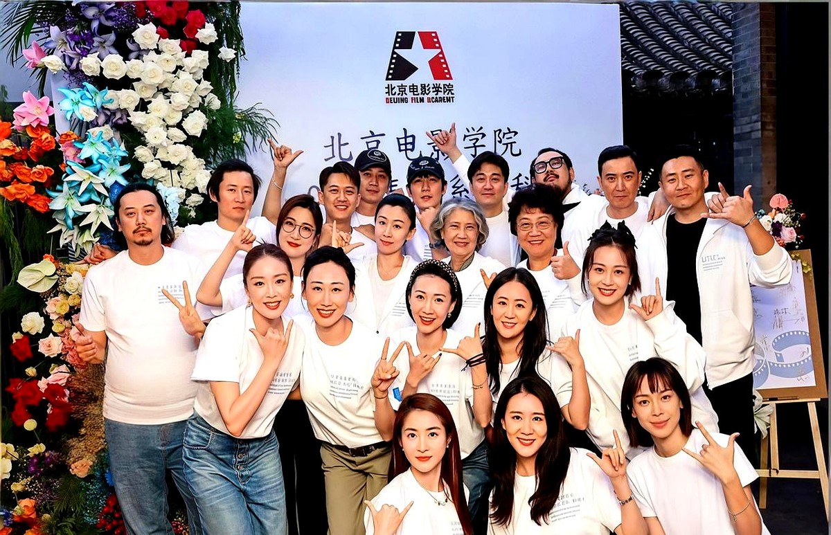 拿了双料影帝，还亲自张罗20周年同学聚会，朱一龙这波真不是立人设。

北电06级聚会现场，大家全穿着白色班服围着班主任。彭冠英负责酒水，陈伟栋直播直言“我们就负责吃好喝好”。

真正显心思的是细节：邀请函文案朱一龙自己手写，伴手礼用电影胶片拼出“20”字样，每份都刻着同学名字缩写，连老师都没落下。