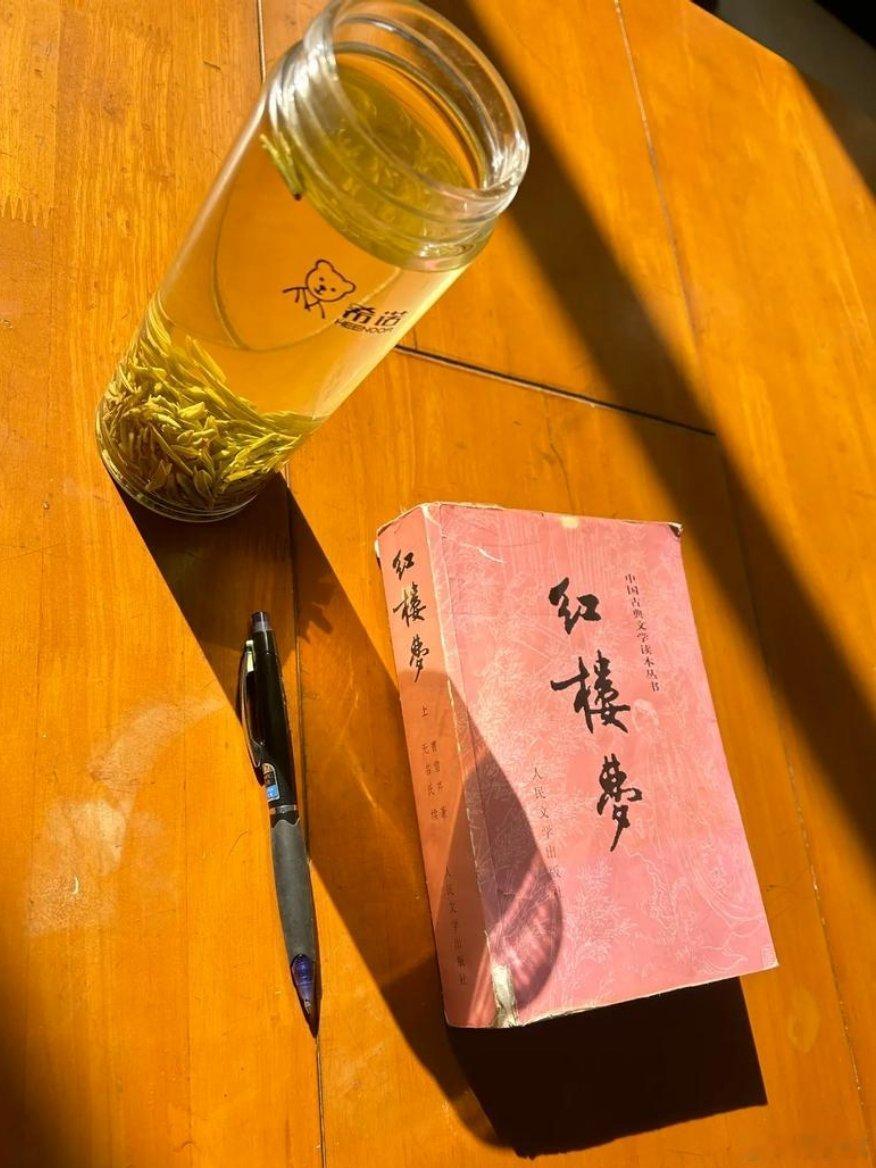 #AI做的内容真的看不出来了#
AI写作的天花板到底是什么？
五年前说“AI写不出唐诗”的人，今天已经闭嘴了。
三年前说“AI画不出灵魂”的人，现在面对Midjourney V6也只能沉默。
人类对“AI极限”的预测，到现在全部碎了。

如果问AI创作的“产品”何时会超越人类——
即AI生成的小说比莫言还莫言、画比 ​