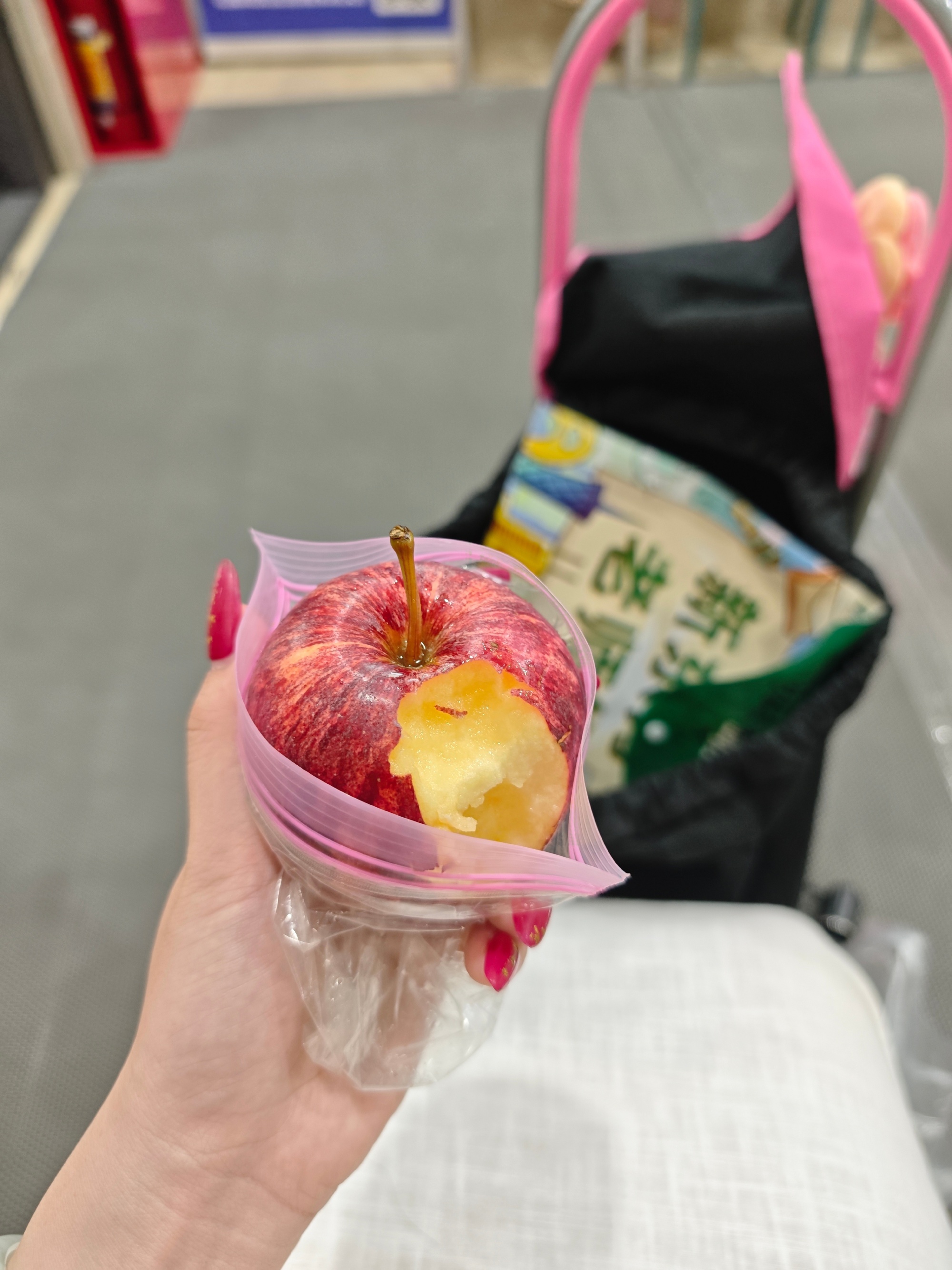 4点钟弹射下班！路口都是东山口小学生人群，去考试路上 下着雨 走上坡路...