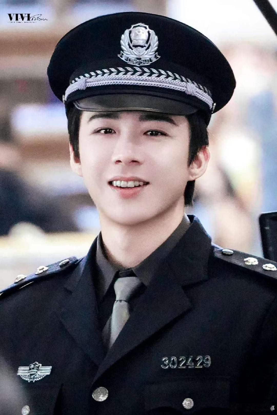 #摩登兄弟[超话]#  “你是黎明时分乍破的天光 穿过云层落在我心上。” ​​