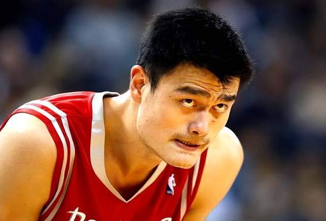 姚明在NBA属于名人堂级别的顶级全明星、21世纪初联盟前三中锋、火箭队...