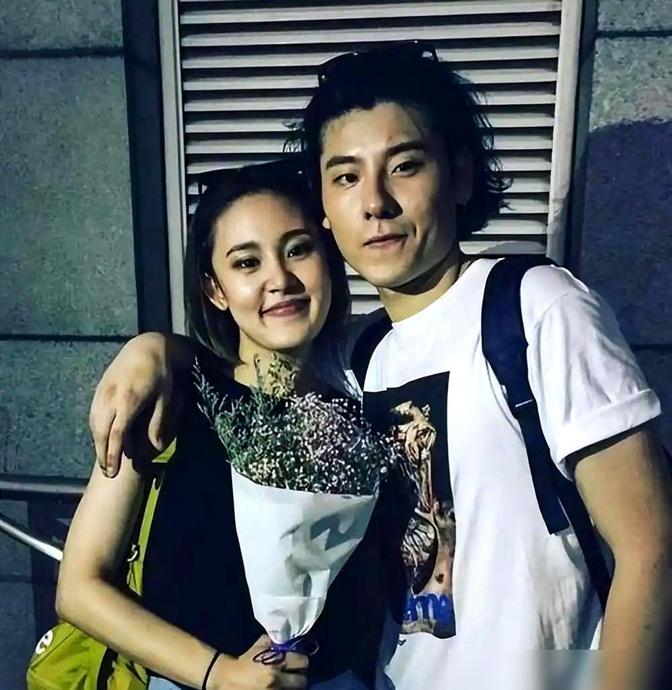 蒋奇明拿影帝那天，他老婆正素颜穿着背心在街上遛弯。俩人2017年演《谋杀歌谣》认识，一个中戏，一个上戏，台上谈恋爱，台下也谈上了。最穷那会儿蒋奇明去便利店打工，只上白班，店长问为啥，他说家里有人。崔恩尔拿自己积蓄往里填，一声不吭。后来《漫长的季节》火了，傅卫军封神，这俩人反而更没动静了。不晒婚礼，不