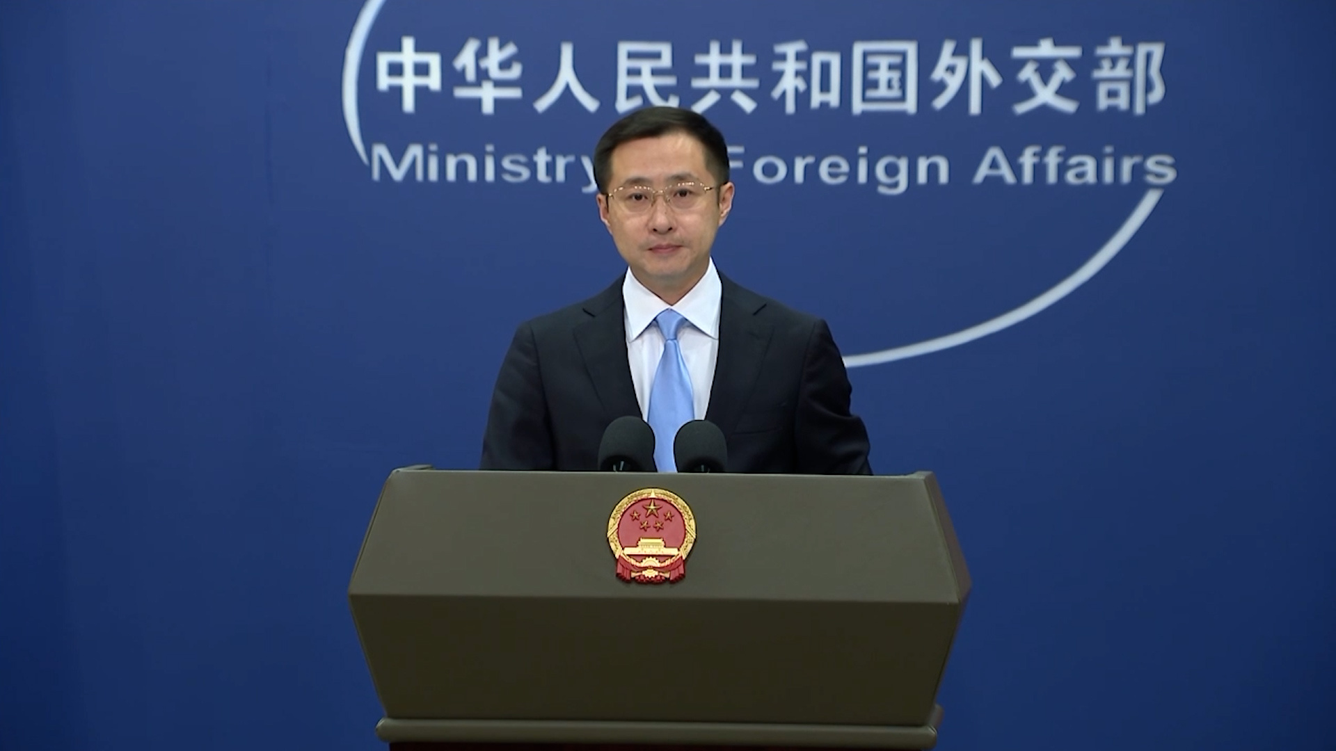 【美国全面升级对伊制裁 外交部：坚决反对非法单边制裁】8月25日，外交部发言人林剑主持例行记者会。有记者就美国财政部长贝森特宣布美国发起对伊朗“经济孤立”的新一轮制裁措施，以进一步加大对伊施压相关问题提问。

对此，林剑表示，中方已多次表明，坚决反对没有国际法依据、未经联合国安理会授权 ​