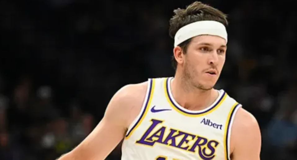 里夫斯采访全文：我们球队没有私心杂念，赢球是最核心目标

 今日NBA常规赛，洛杉矶湖人队以132-123的比分击败犹他爵士队。在赛后采访中，湖人球星奥斯汀-里夫斯总结了球队在开局不利的情况下如何通过提升防守篮板保护、打出流畅反击以及坚持团队正确的打球方式来扭转局势。同时，他也分享了自己在主教 ​
