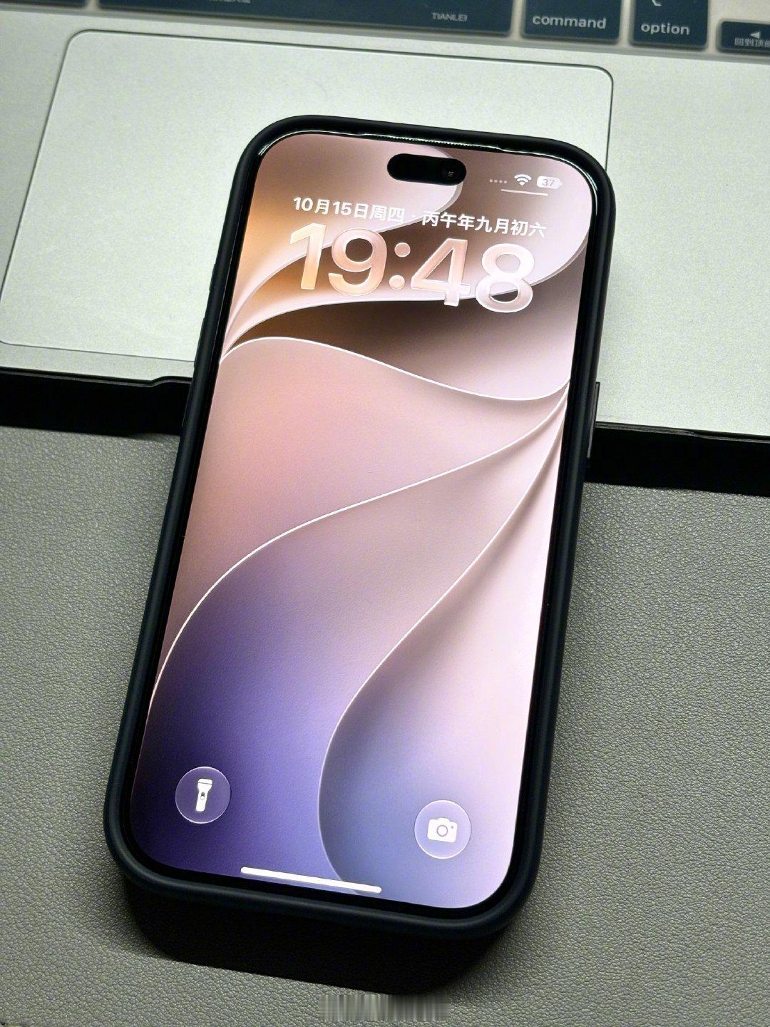iPhone18 Pro屏下红外区域像素稀疏，肉眼正常使用几乎察觉不到。

但拿手机对着屏幕拍摄，摩尔纹就会被放大，看上去痕迹很重。很多人被实拍图误导了。

为缩小灵动岛，苹果把Face ID红外摄像头挪到屏下。客观说日常使用感知很低，别被特写照片过度焦虑。 ​