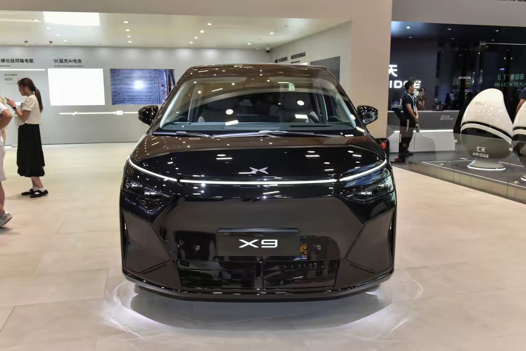 小鹏X9的黑武士套件在成都车展上新了，现在很多车主都喜欢自己改黑武士风格，但自己改不仅麻烦，还可能不合规，官方套件就解决了这个问题。
X9的本身是台大七座MPV，面向普通家用以及年轻家庭。出这个原厂套件，我感觉就是照顾到一部分喜欢运动外观的人，不用自己出去瞎改，原厂直接选，也不用担心改装合规的问题。