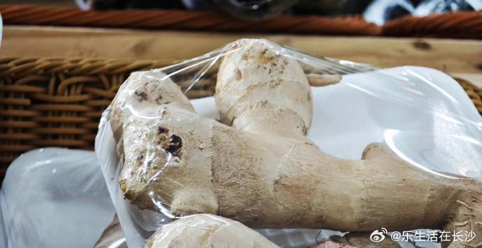 【夏天吃点生姜有哪些好处？】“冬吃萝卜夏吃姜，不劳医生开药方”，姜不仅...