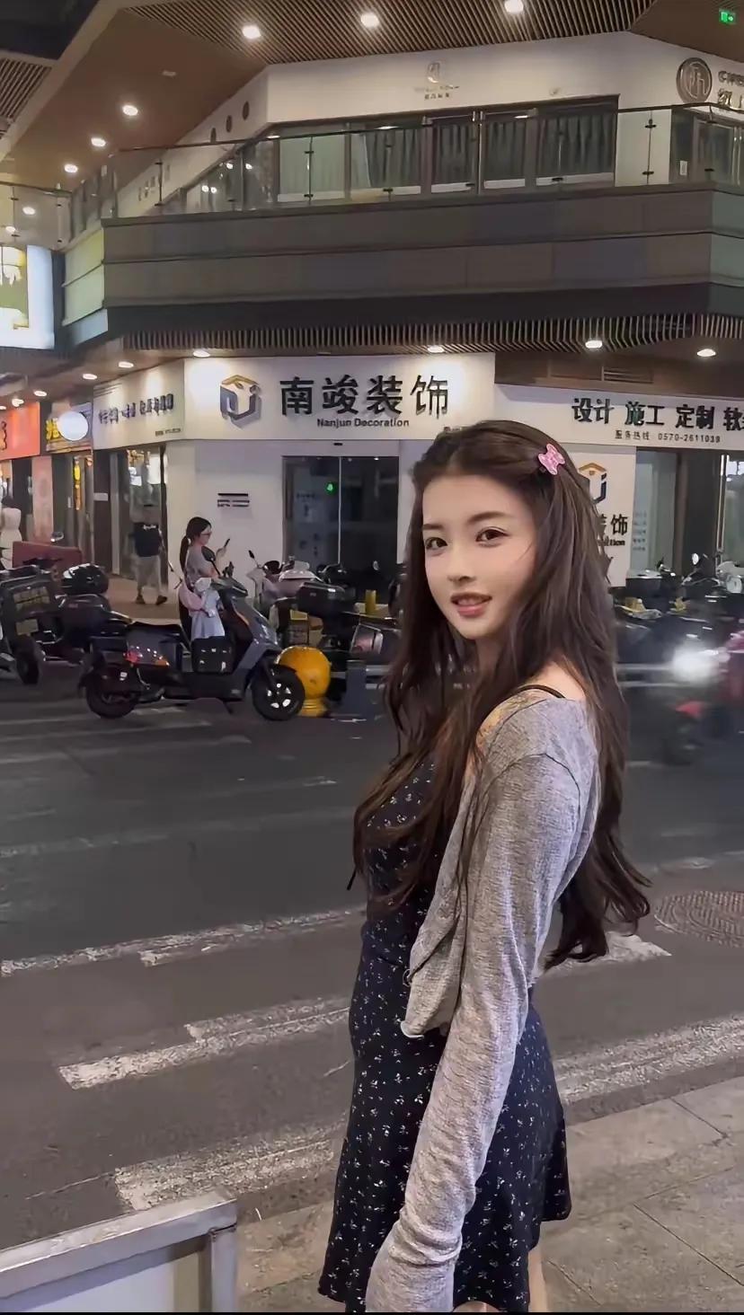 好一个俏皮可爱的美少女