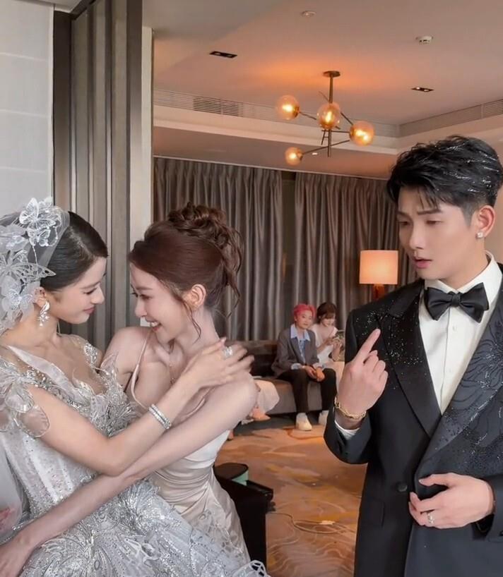 说个扎心的。
我看了三遍。
同样是生过孩子的人，我在她脸上愣是找不到一丝当妈的痕迹，朋友说她四十了……
我不信。那皮肤那身段，站在梅尼耶婚礼的伴娘堆里，少女感比谁都足。
哪有什么天生，不过是把爱自己这件事，坚持了很多年。