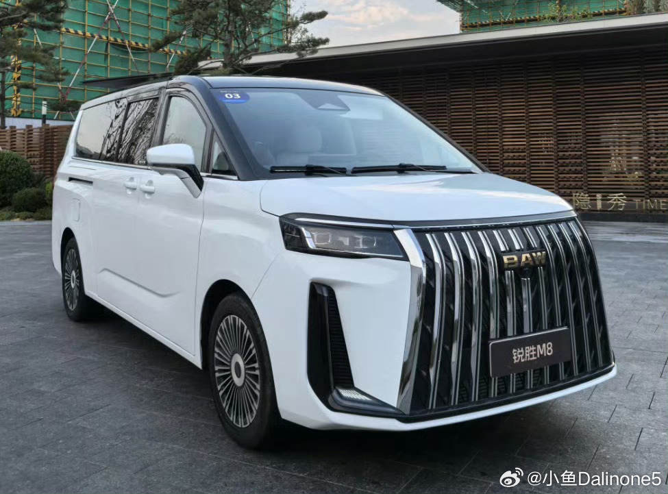 让需要的人找到我”——这句话不仅是文案，更是锐胜M8的真实写照。🚐
5米3车长，7座/9座灵活选，二排零重力，三排也能跷二郎腿。
跑长途选增程（1420km），市区纯电，营运选CNG，算账的人都知道它多省钱。
在北京，做客运、接客户、带一家老小出游，一台车全搞定。
北京天驰飞宇现车可试，不讲套路， ​