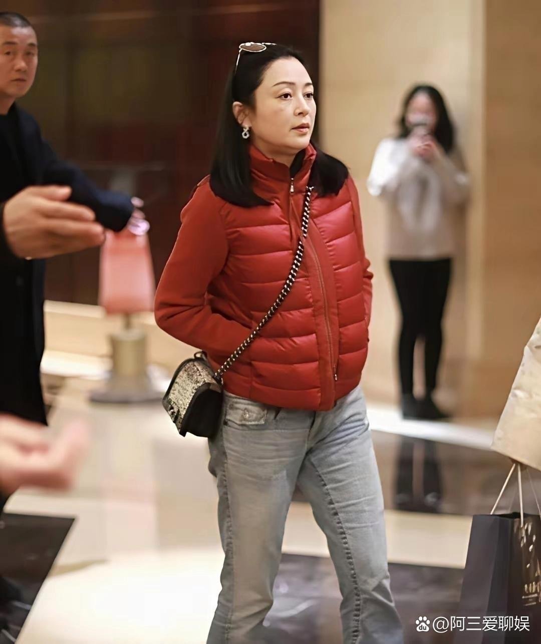 56岁的陈红去机场，没化妆的样子挺真实，跟普通人没啥差别。 ​