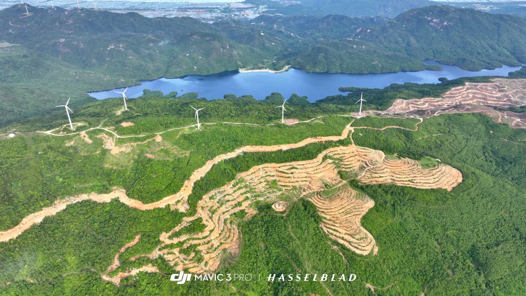 蓝色湖泊山脊风机同框