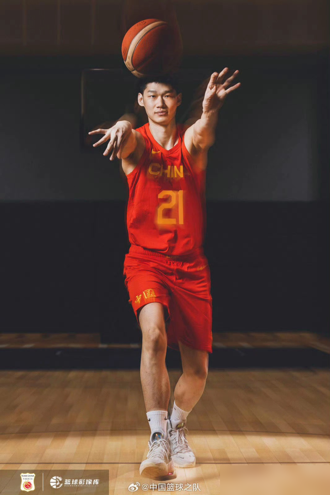 胡金秋在国家队最憋屈的不是累，是位置被焊死了。
乔尔杰维奇把胡金秋按在五号位，理由竟然是他打过三人篮球，习惯不改。拿三人篮球当借口，直接把广厦那个吃饼吃到吐的灵巧四号位给毙了。世界杯期间周琦是首发核心，胡金秋只能当肉盾顶中锋，单防被硬凿，脚步优势全废。
杜锋带的时候，胡金秋站四号位，中投、篮板、